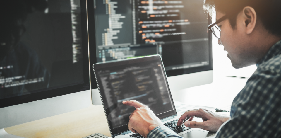 développeur en train de coder