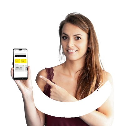 jeune femme montre du doigt une application mobile