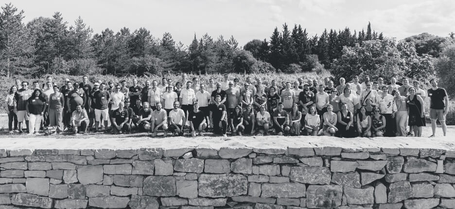 L'ensemble des collaborateurs du Groupe Isia en ligne pour la photo