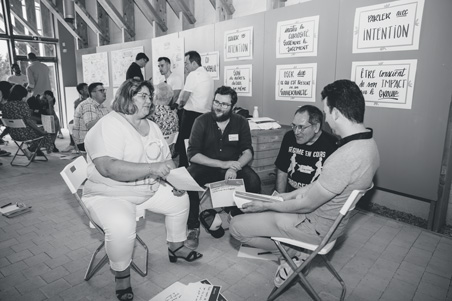 Collaborateur qui discute assis sur une chaise en rond