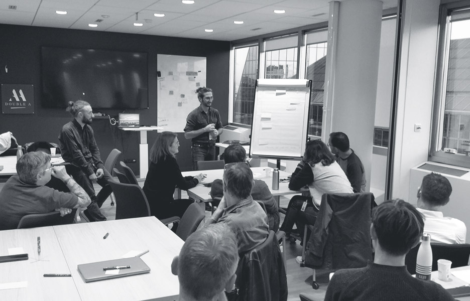 Photo d'un formateur-expert Green It du Groupe Isia lors d'une session de formation auprès des équipes du Groupe TF1.