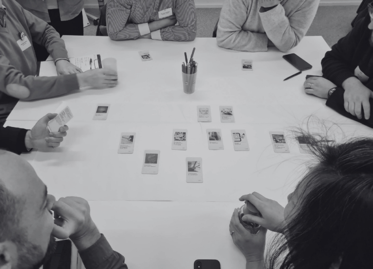 Photo illustrant l'atelier conception responsable avec un jeu de cartes