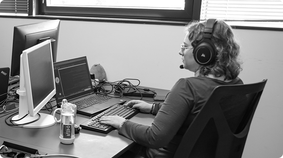 Développeur informatique en train de travailler devant son bureau