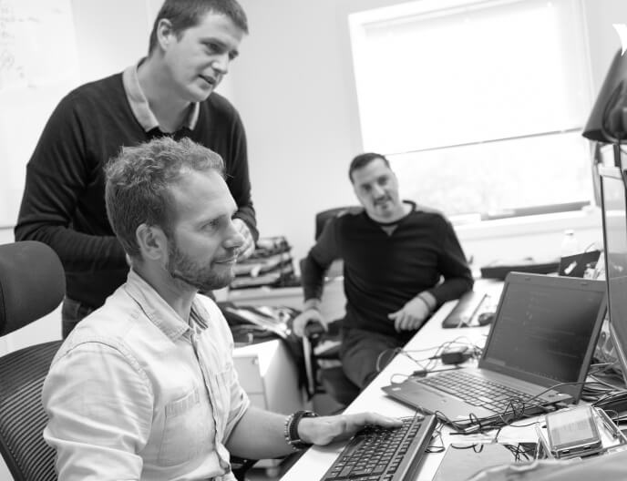 Collaborateurs devant un écran d'ordinateur