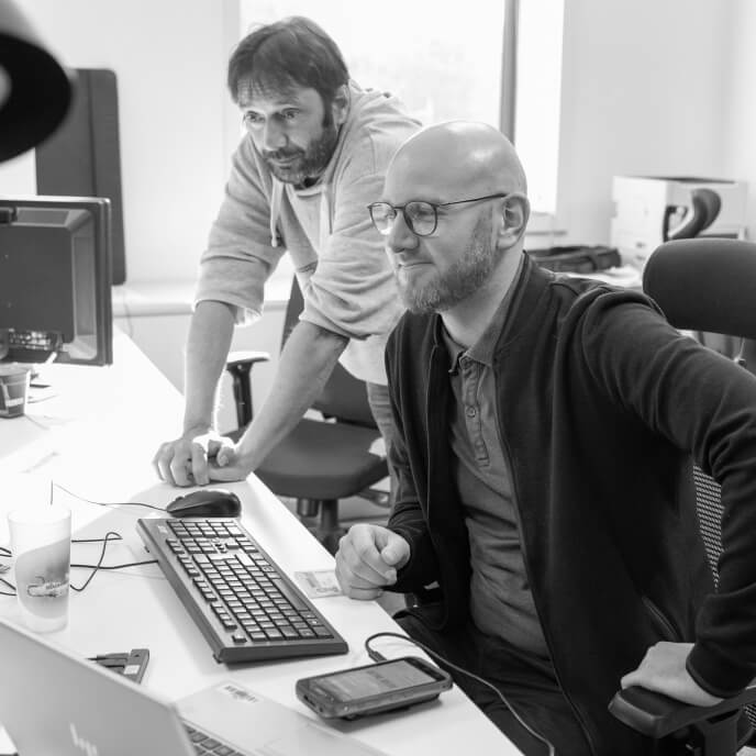 Collaborateurs experts dans un moment d'échange devant un ordinateur