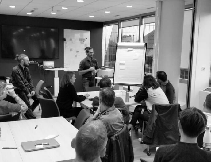 Collaborateur dans une salle pour une Formation fondements de la conception responsable