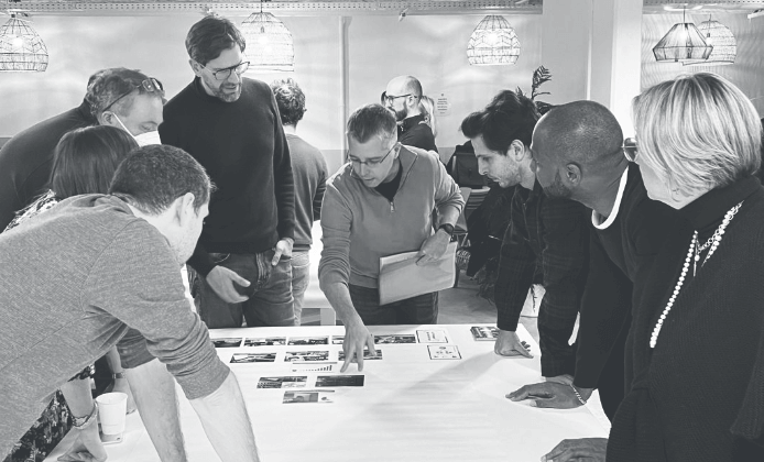 Participants autour d'une table lors d'un Atelier des fresques du numérique
