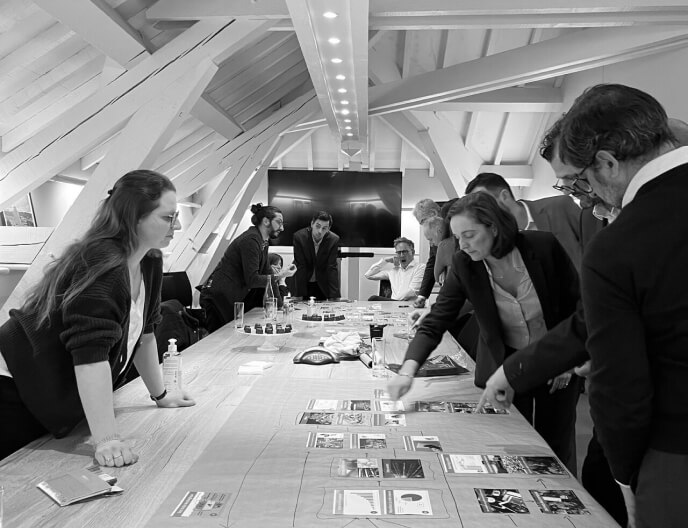 Personnes autour d'une table pour la Sensibilisation par la fresque du numérique