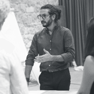 Animateur du groupe de formation qui explique