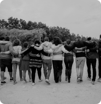 Collaborateur en ligne les bras entrelassés