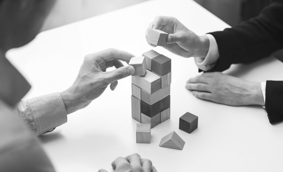 Personnes jouant au jeux de construction 3D en bois