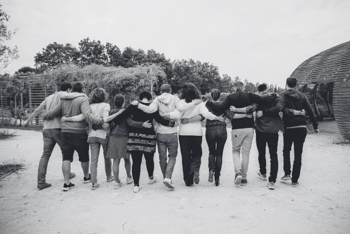 Collaborateur en ligne, les bras l'un en dessous de l'autre