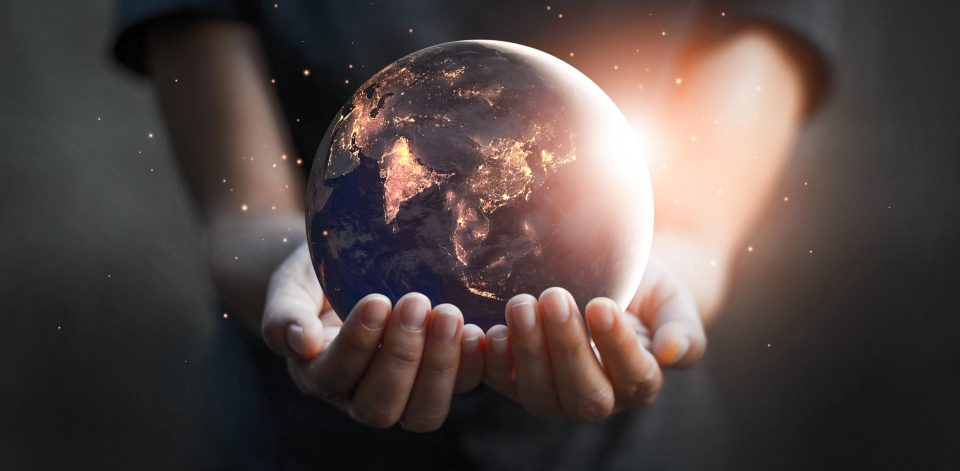 numerique responsable mains tenant globe terrestre